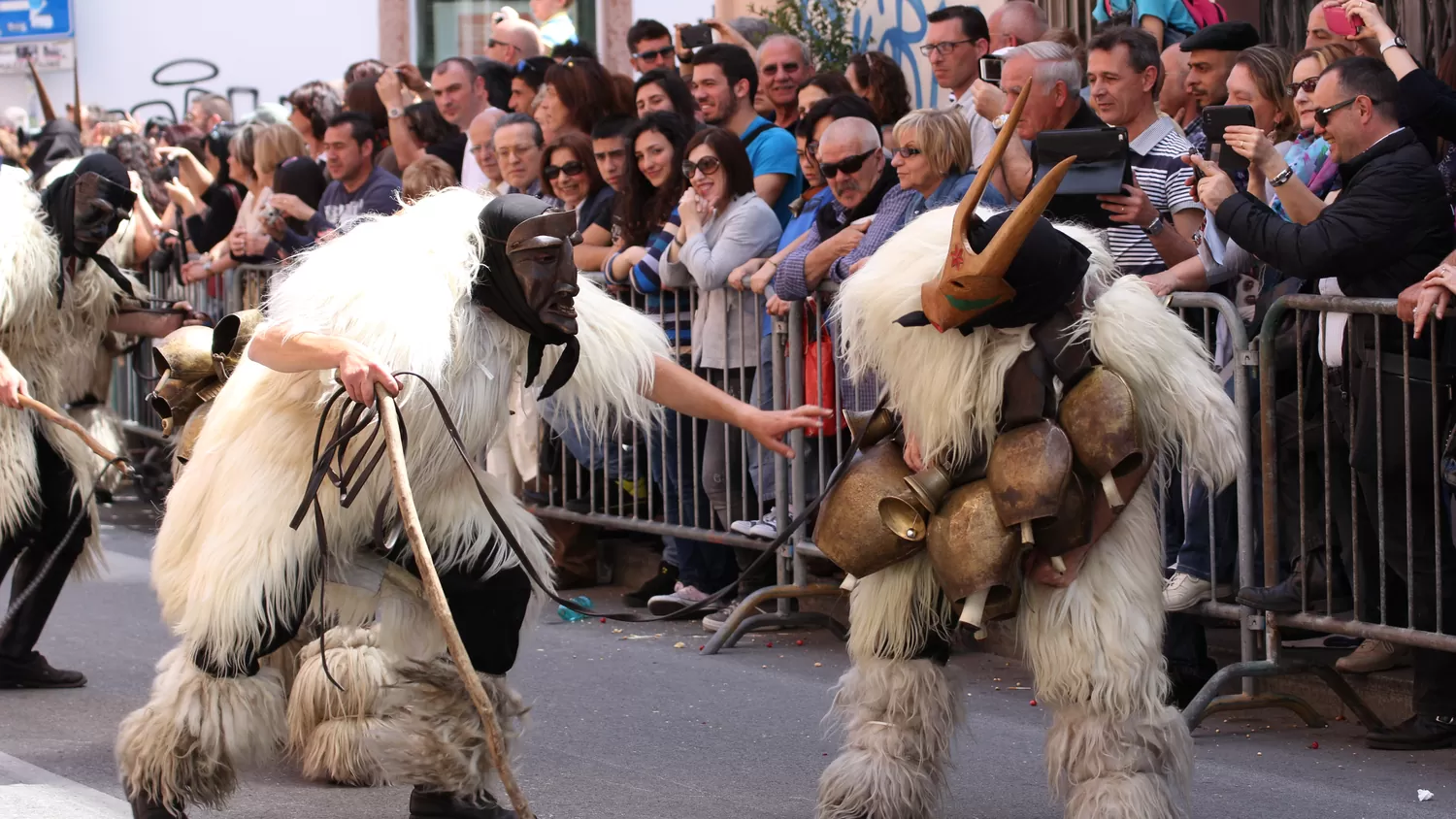 I Boes e Merdules di Ottana con le pelli di pecora bianche, le maschere di legno e i campanacci